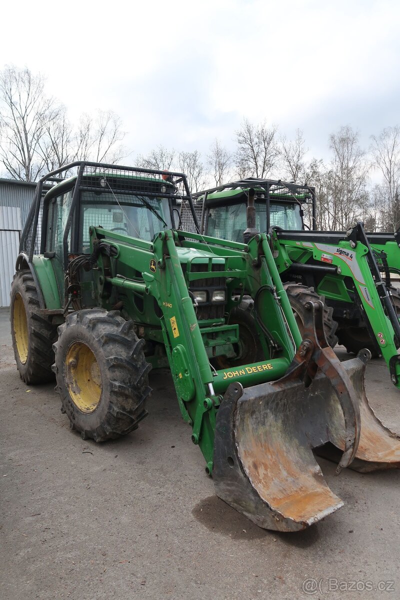 Traktor John Deere s lesnickou nástavbou - 6