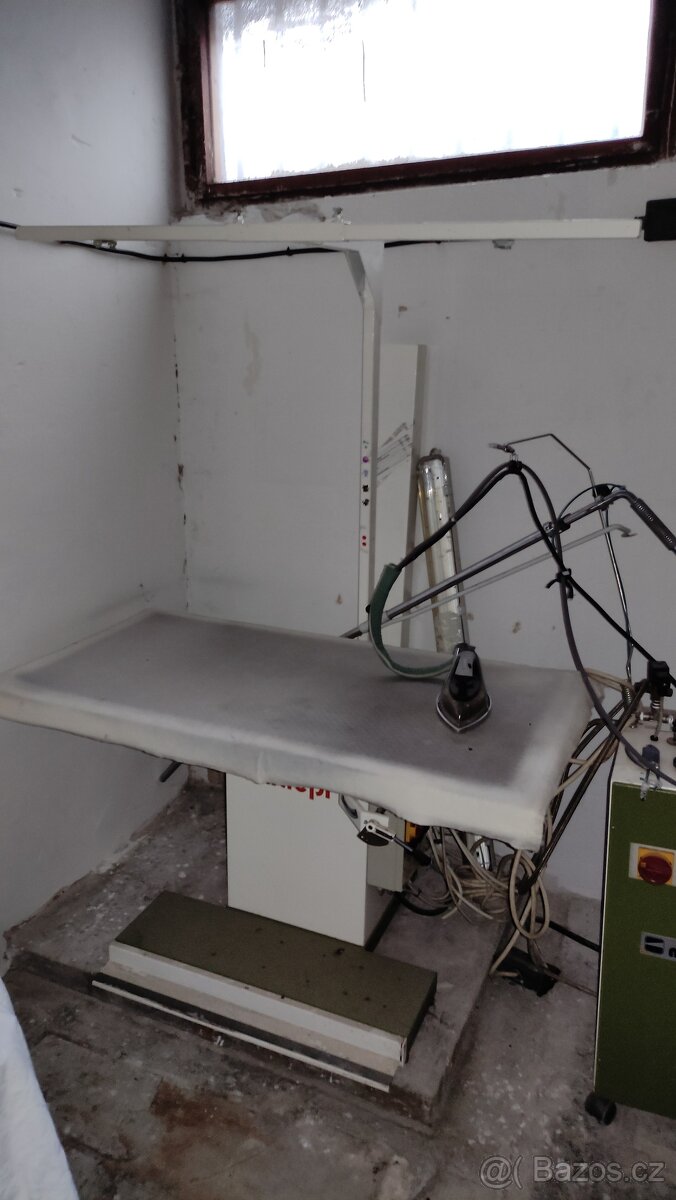 2x průmyslový žehlící stůl MACPI + žehličky + parní vyvíječ - 6