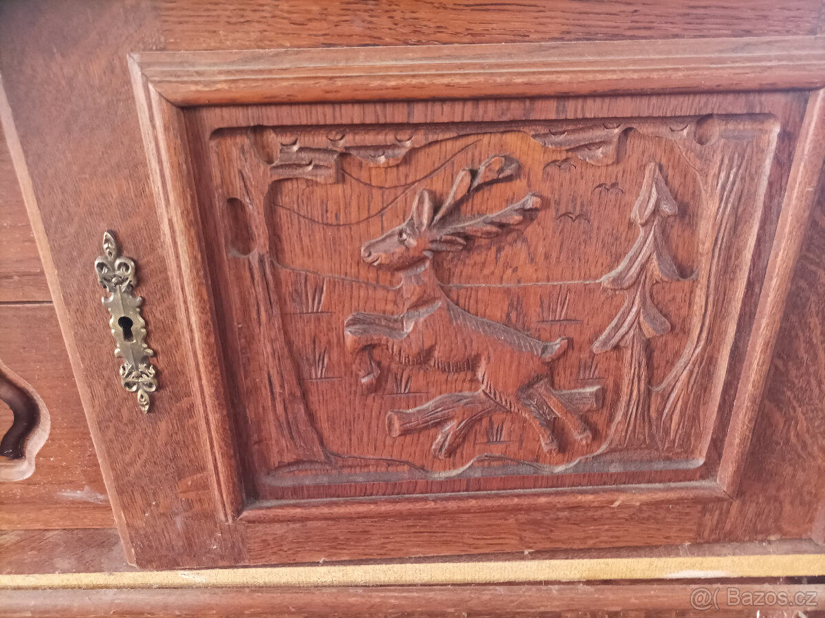 Starší vyřezávaná komoda - 6