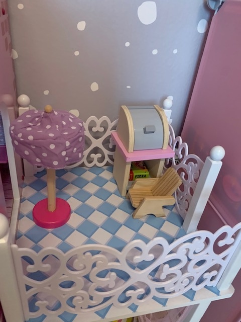 Dřevěný domeček s panenkami, autíčkem a skluzavkou - 6