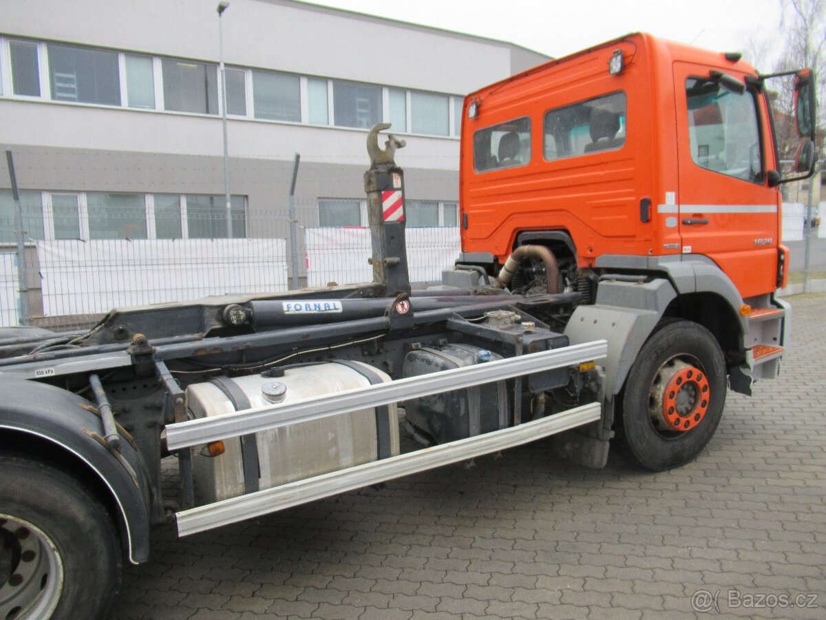 MB Axor 1829 hákový nosič kontejnerů - 6