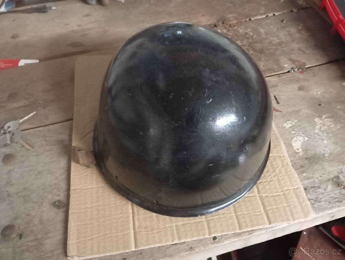 Stará plechová přilba, helma asi vojenská, nebo hasičská - 6