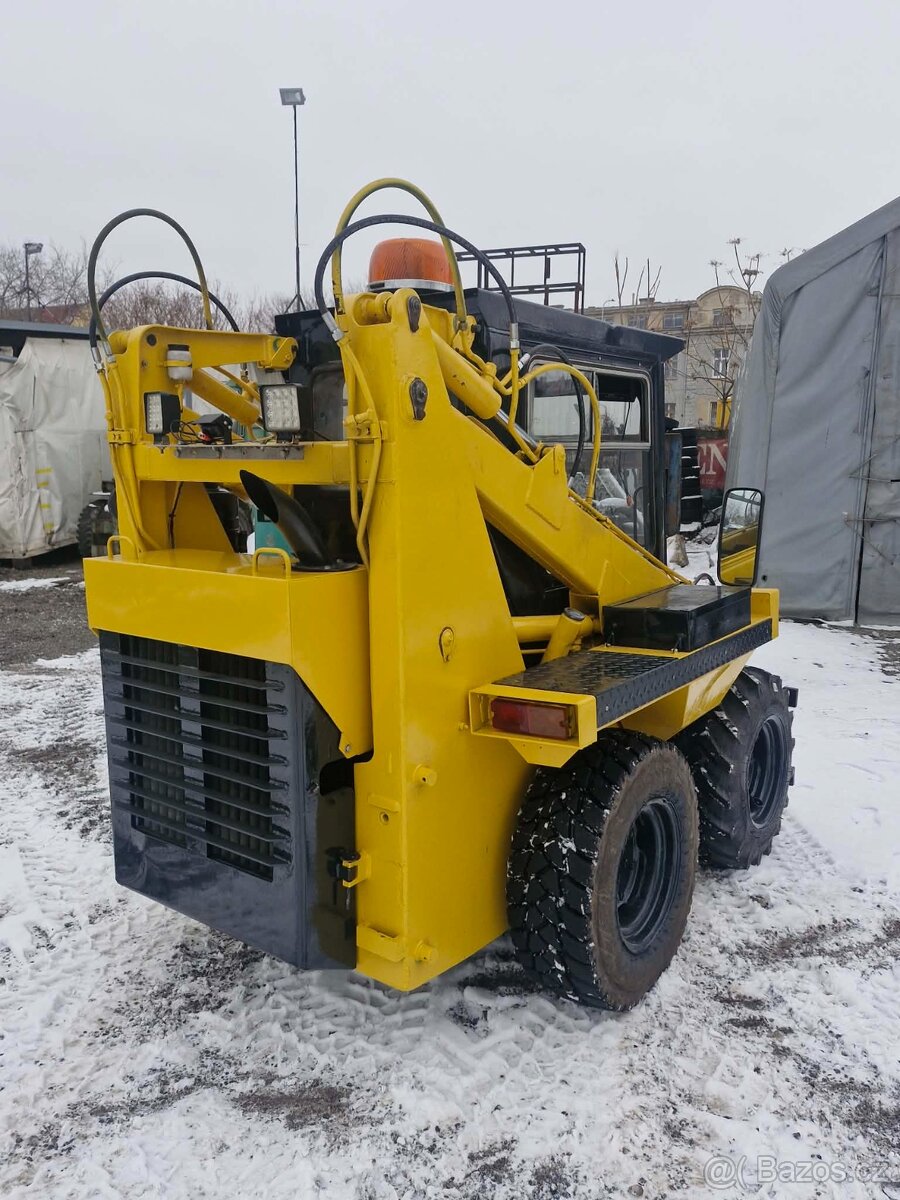 UNC 060 - Smykový nakladač - 6