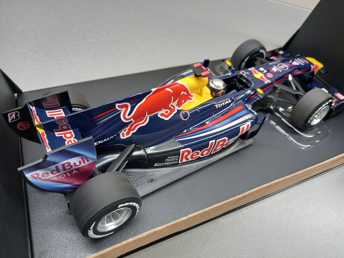 2X F1 RED BULL RB6 2010 a RB7 2011 VETTEL MINICHAMPS 1:18 - 6
