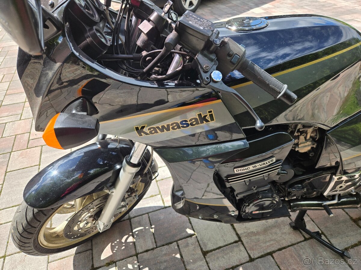 Kawasaki GPZ 900 R - 6
