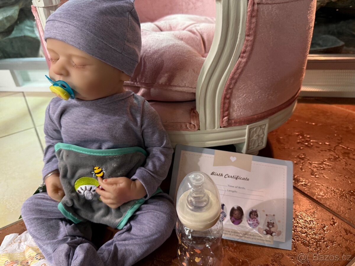 Realistické miminko v šedém overálku N.O.V.É. - 6