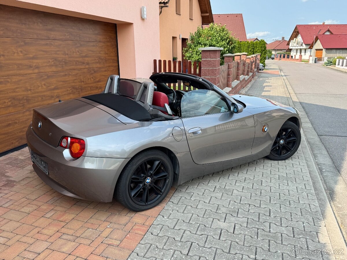 BMW Z4 2.2i (125kw) manuál, dovoz DE, červená kůže - 6