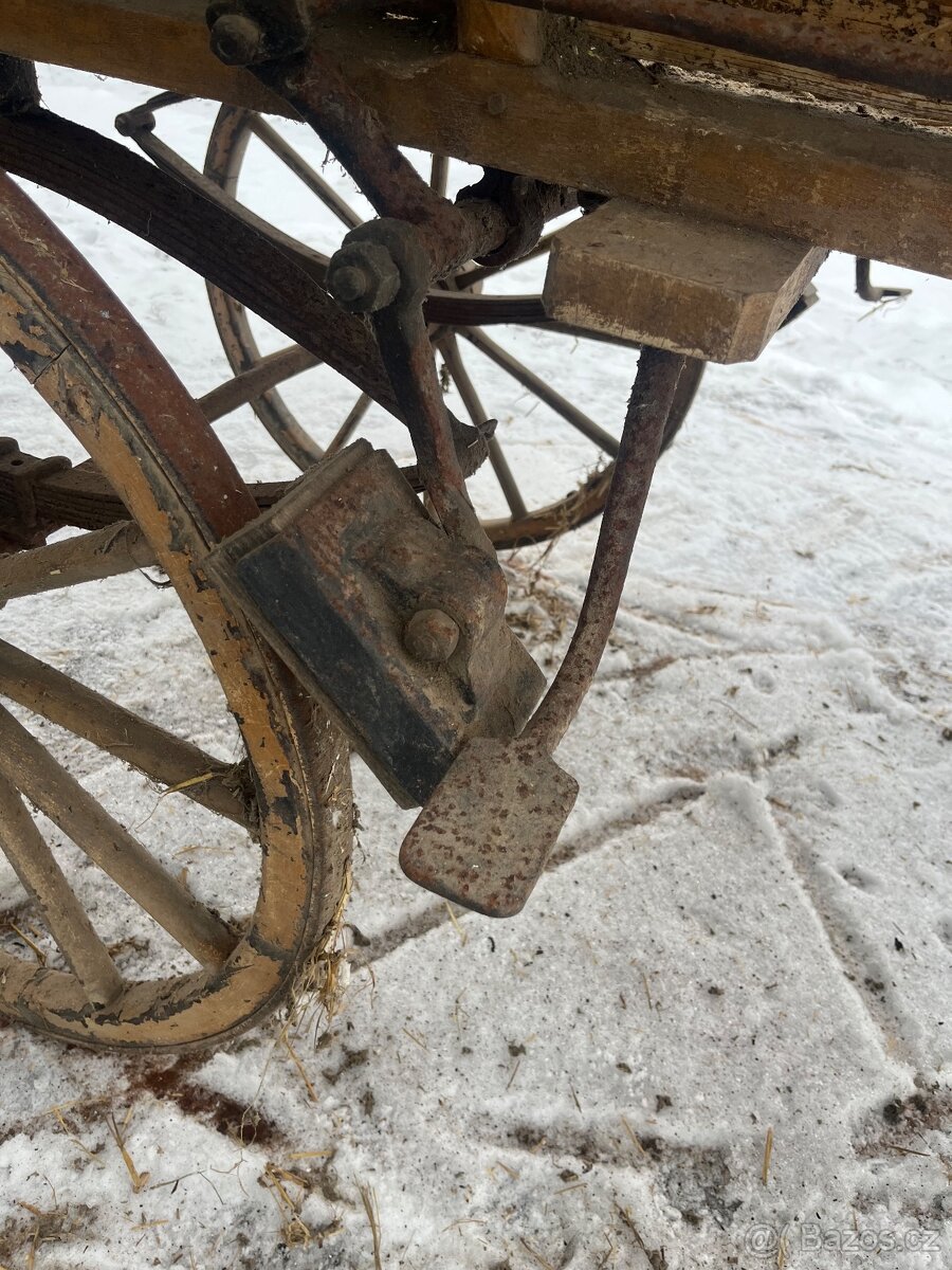 Stará dřevěná brička / kočár – dekorace - 6