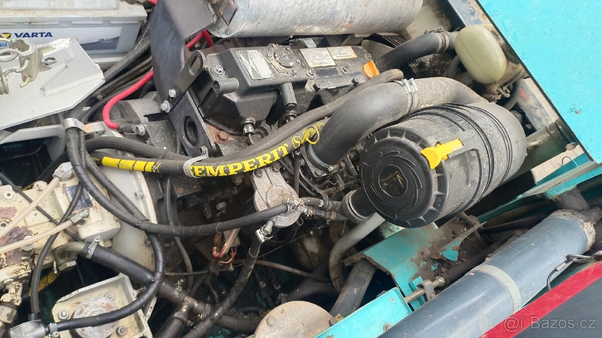 Smykový nakladač Locust 752 - 6