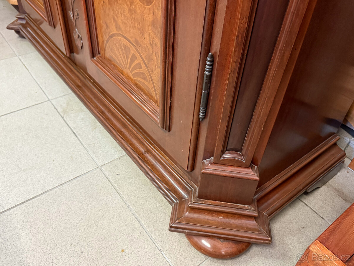 Dvoudvéřová zdobená starožitná skříň s intarzií - 6