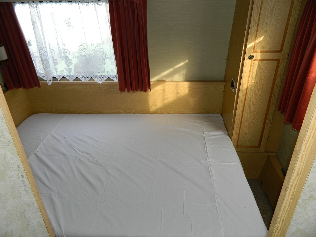 Velký dvouosý karavan Adria pro 7 osob - 6