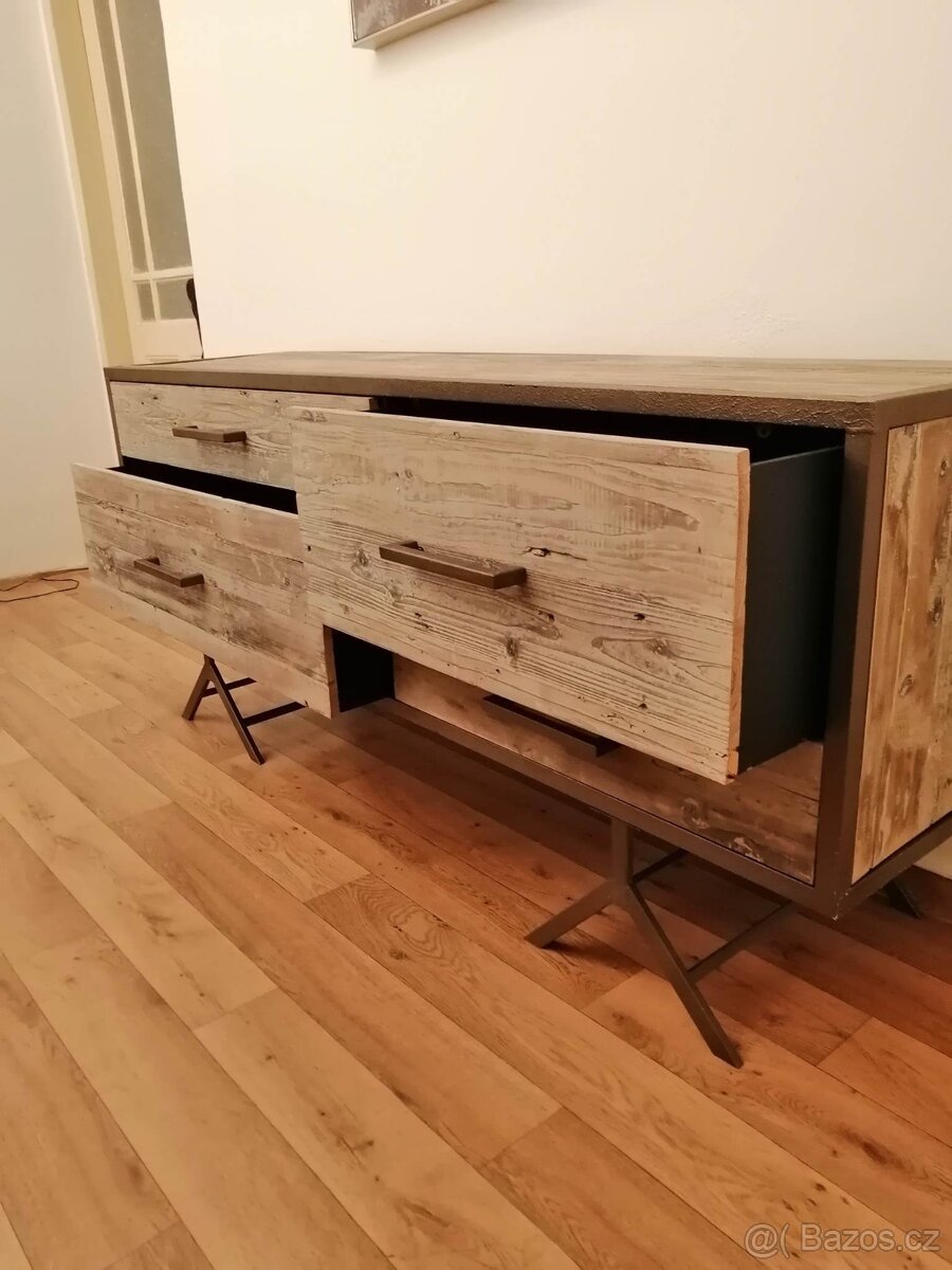 Nová industriální designová vitrína - 6