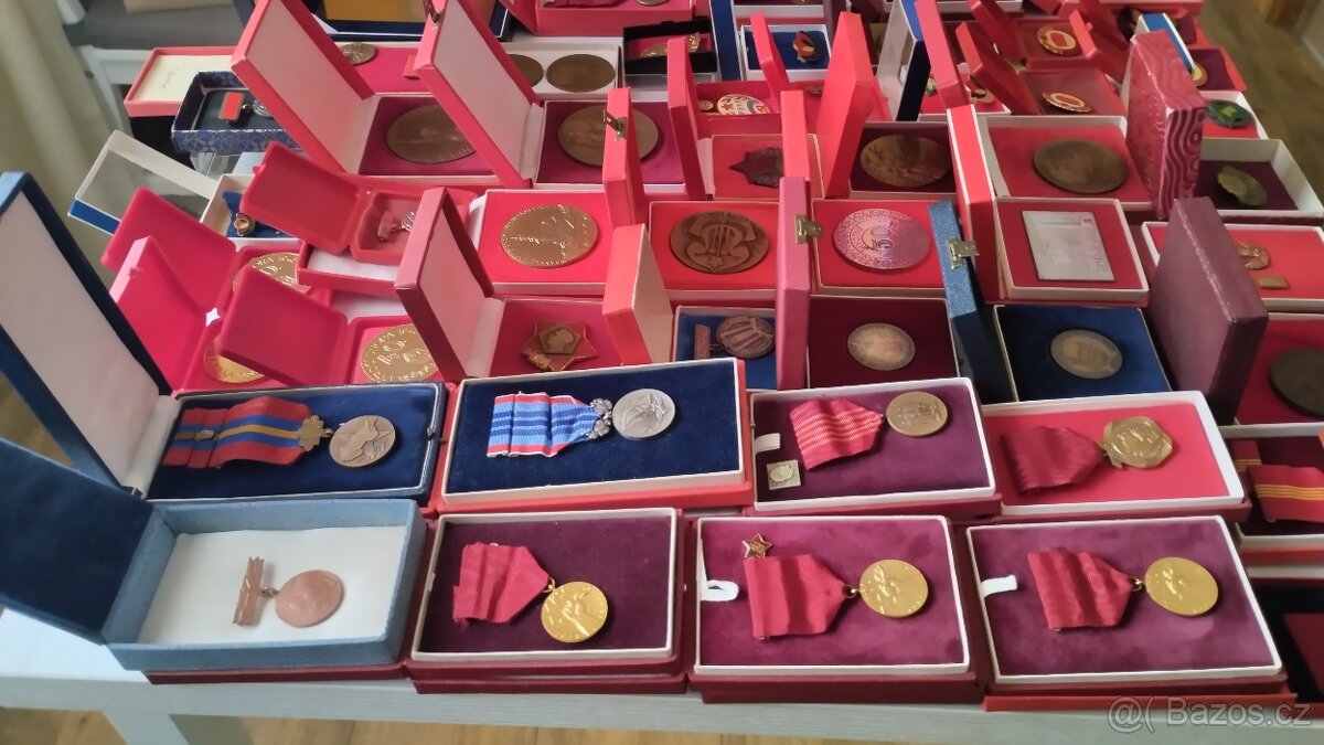 Prodám medaile, vyznamenání a plakety od roku 1945 - 6