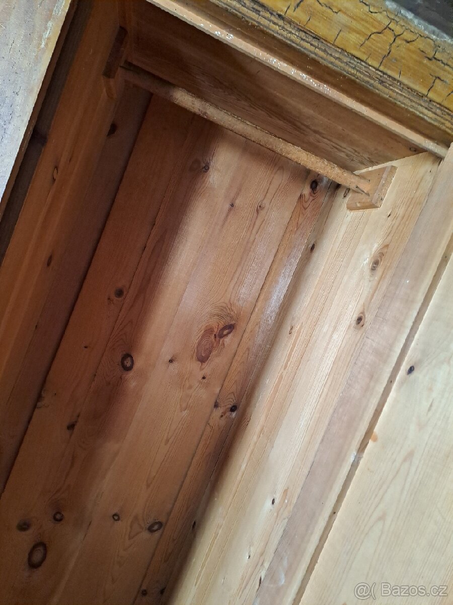 Celodřevěná starožitná skříň 1 - 6