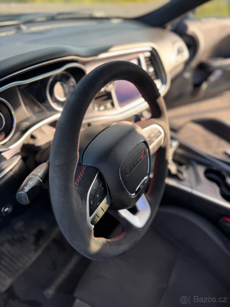 Dodge Challenger 6.4 Shaker - 6