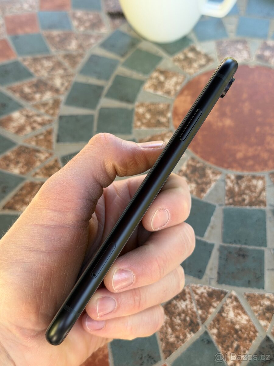 iPhone XR, 64GB, Black - 6