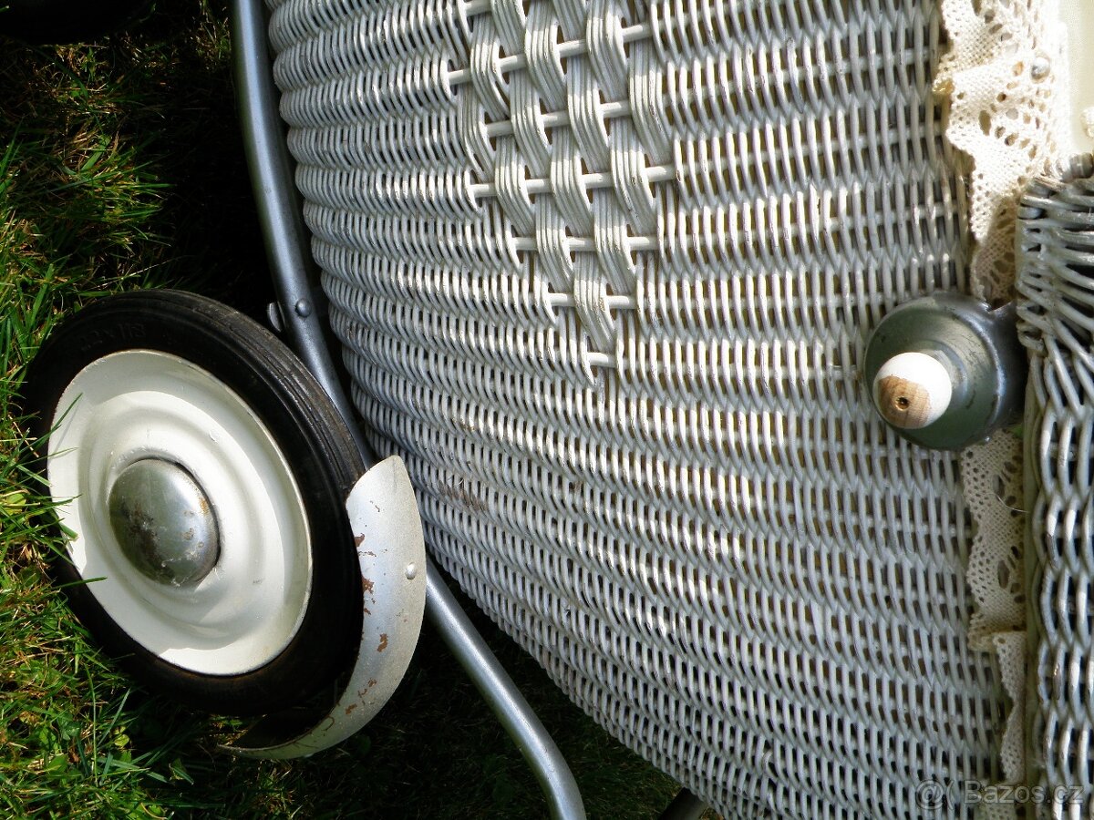 Starožitný kočárek po renovaci - 6