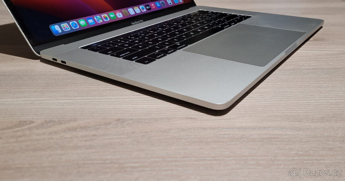 MacBook Pro 15"/Touch Bar/i7 3,8 GHz/16GB/512GB/R555 2GB - 6