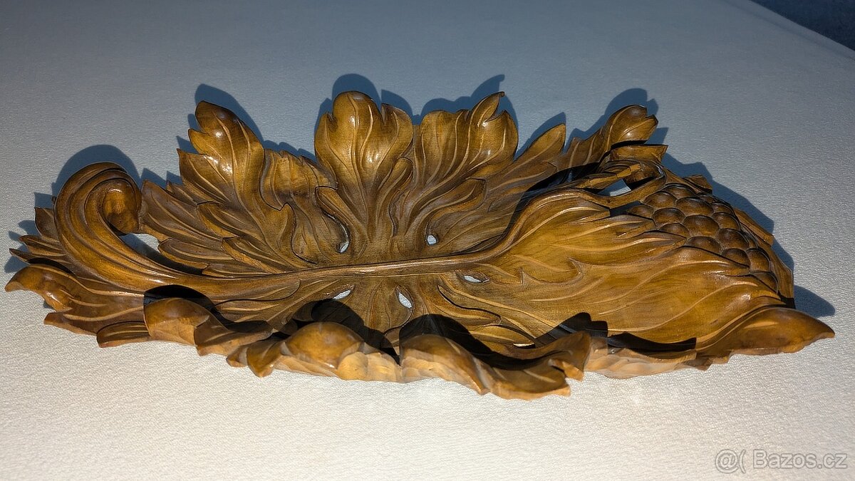 Vyřezávaná skříňka, vyřezávané poličky, podstavce na květiny - 6