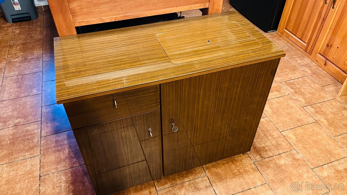 Šicí stroj PREDOM se skříní - 6