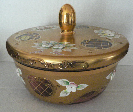 Talíře, smalt. zl. sklo, 6 krajkových šálků, maska, karafa - 6