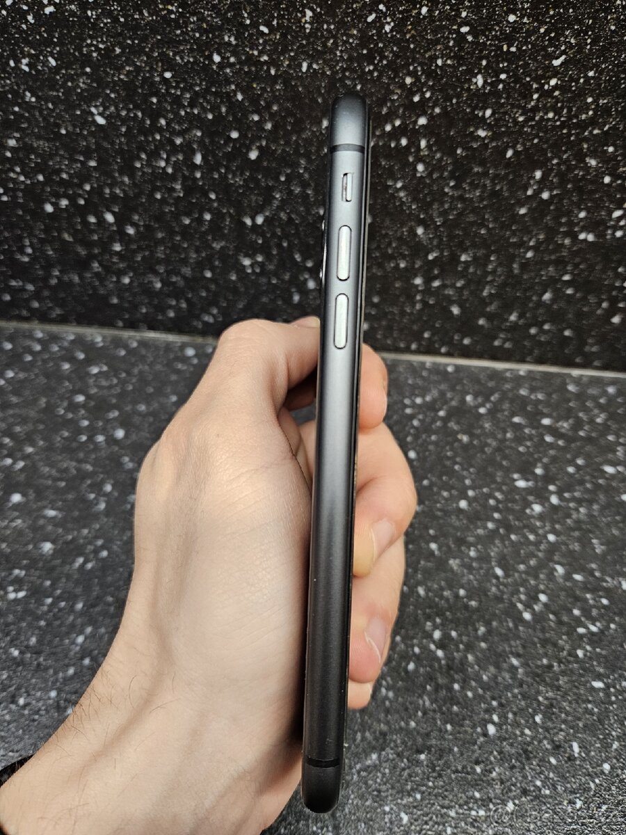 iPhone 11. 128 GB Černý 82% baterie - 6