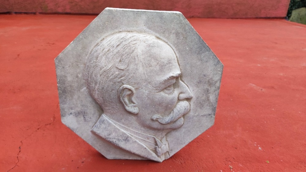 Starožitná sádrová bista + forma na bábovku + svícen - 6