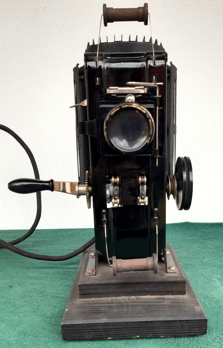 Promítačka na ruční pohon - 6