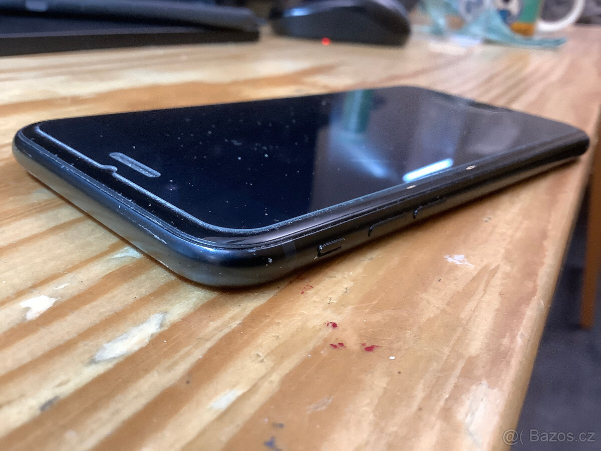 Rok používaný Apple iPhone SE (2022) 64GB černý, 87% baterie - 6