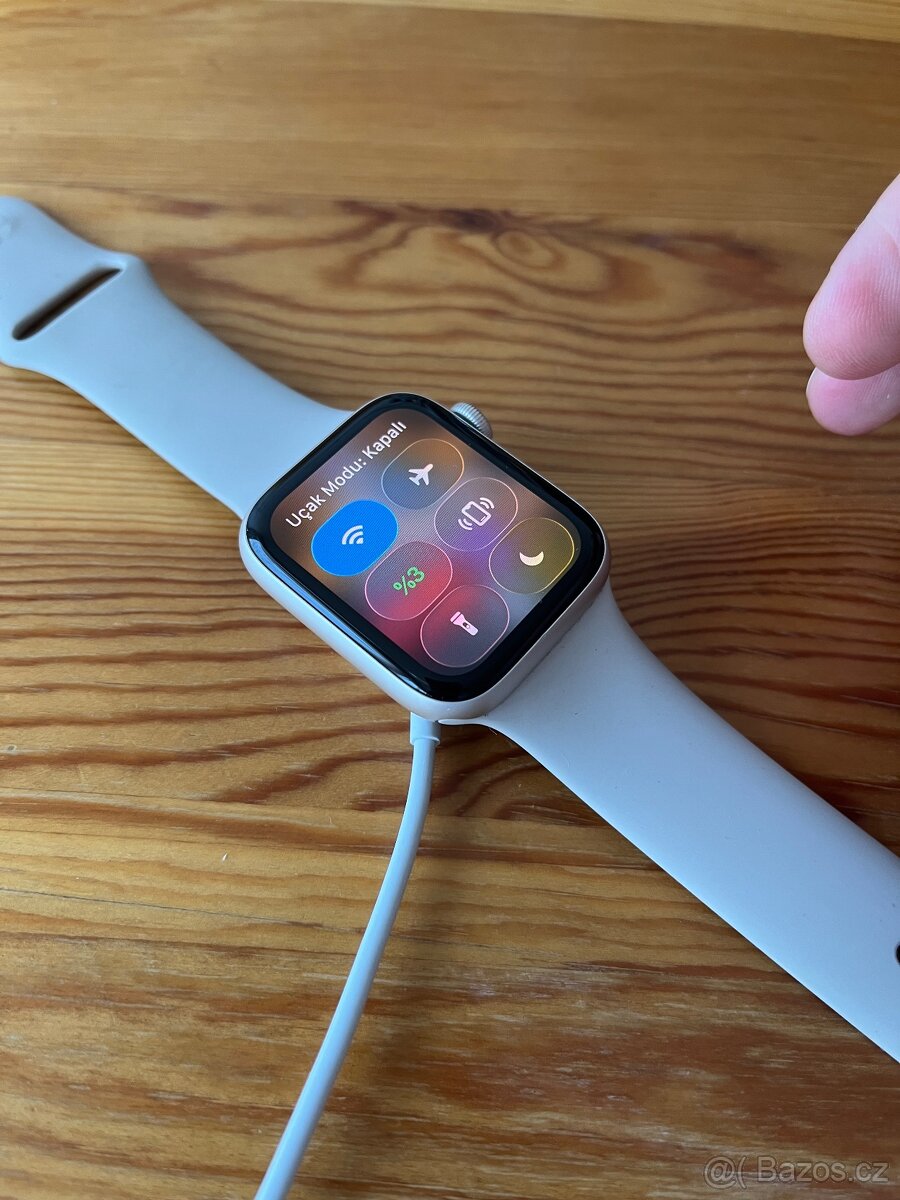 Apple Watch SE 2 (GPS) 44 mm bílé barvě - 6