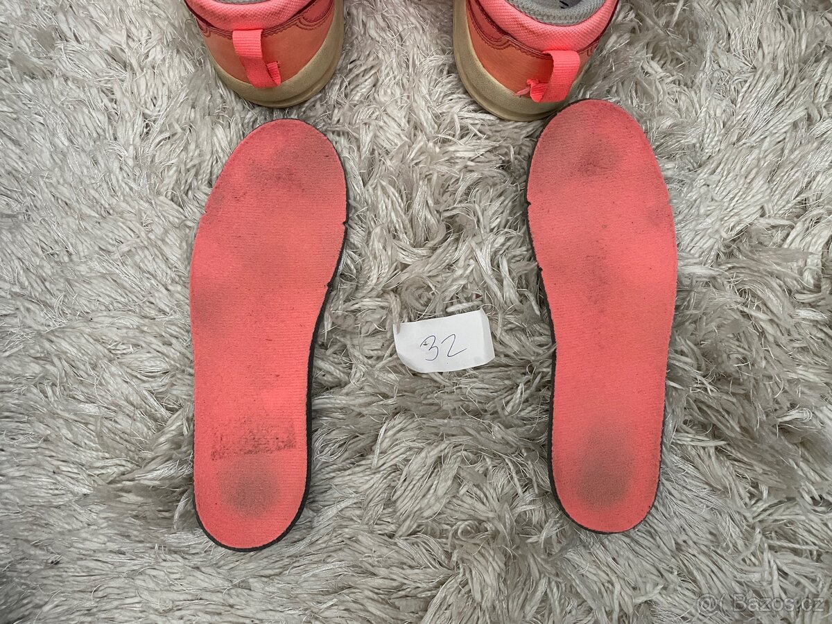 Dívčí oranžové koženkové tenisky značky Nike vel. 32 - 6