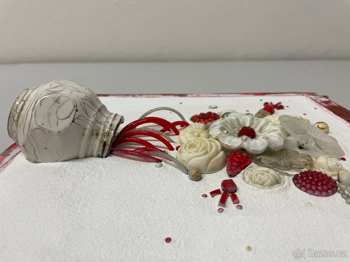 Asambláž z korálků, mozaika, ručně svařovaný rám - 6