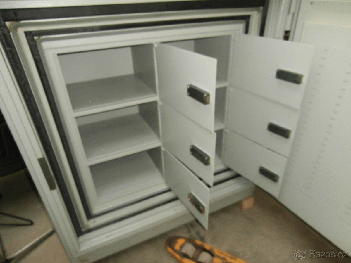 Trezor moderní bytelný bezpečný těžký za 10.000 kč - 6