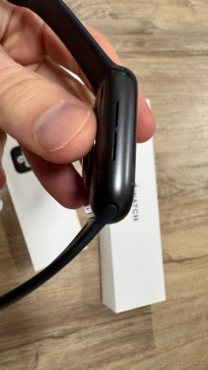 Apple Watch SE 3 se sportovním řemínkem - 6