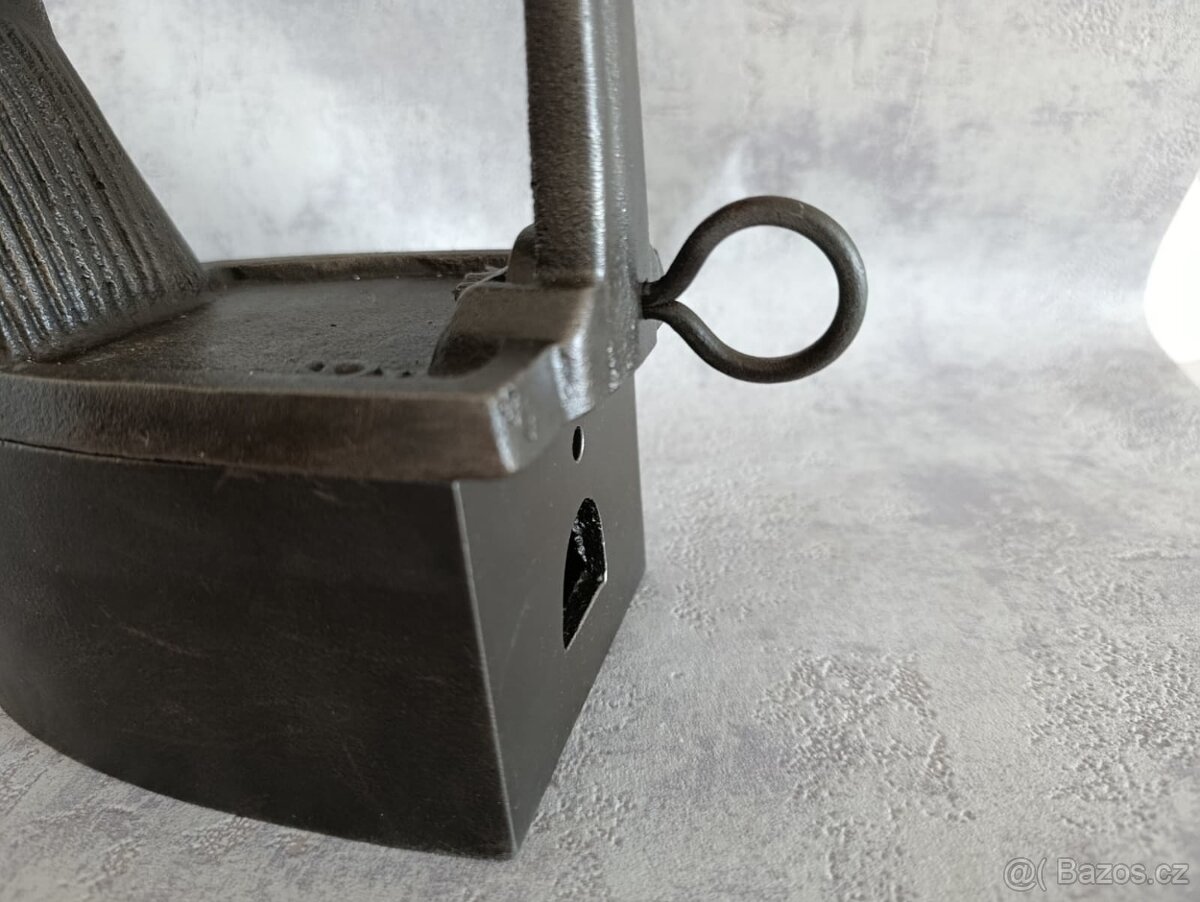 Stará velká orig. atypická žehlička s komínem. Krásná atyp - 6
