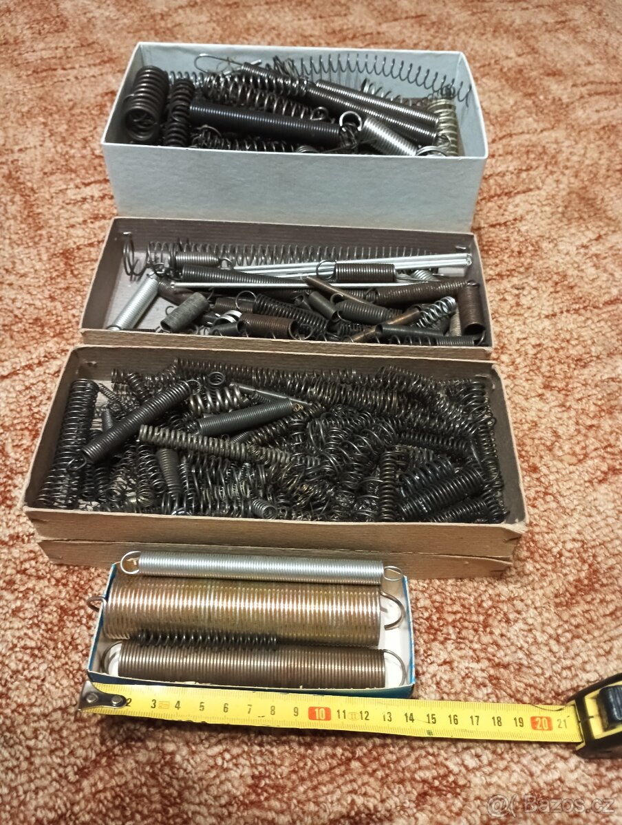 tři krabičky pružin z pozůstalosti nové - 6
