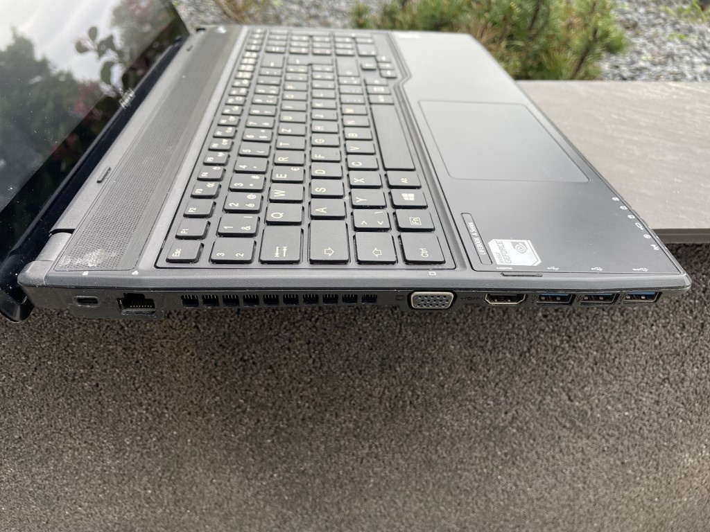 Větší 15.6" notebook na hry s NVIDIA GeForce - 6