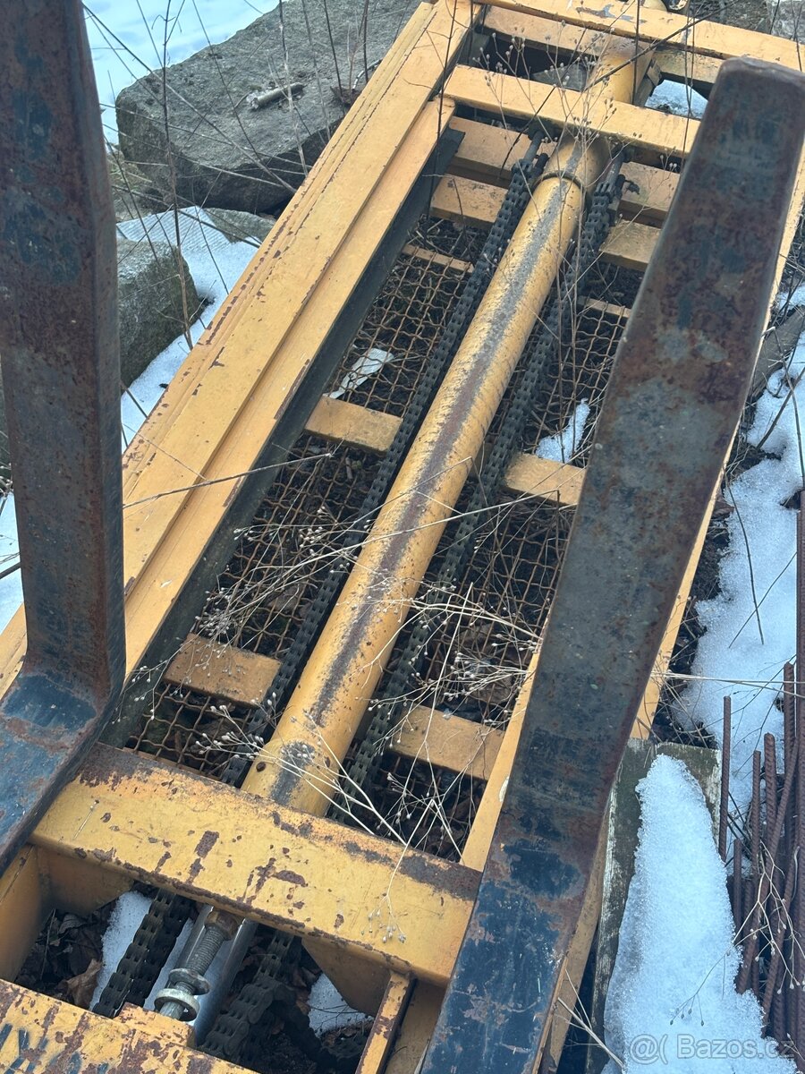 Vysokozdvižný vozík. Sloup na ještěrku nebo traktor + Vidle - 6