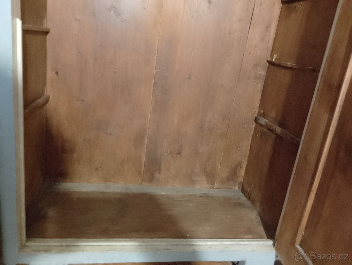 Stará skříň vhodná k renovaci - 6