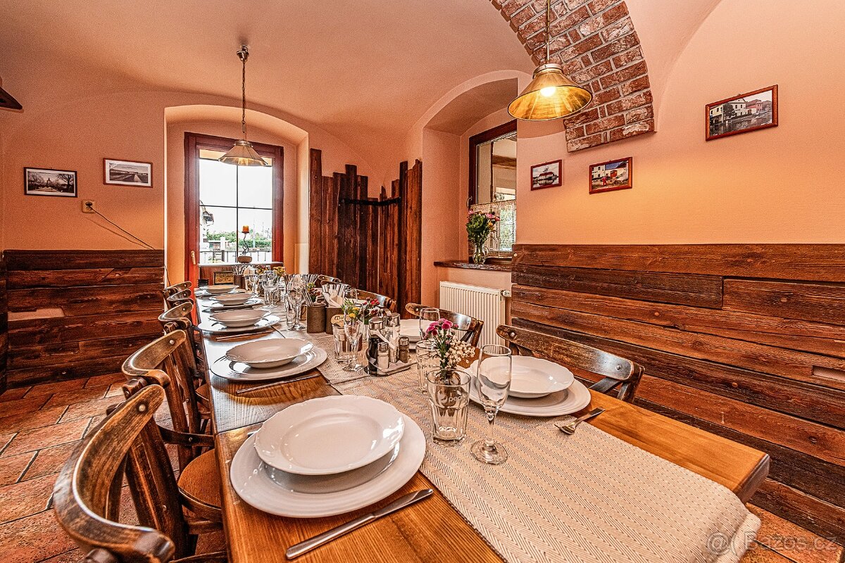 Prodej zavedeného motorestu s ubytováním, sálem a prodejnou - 6