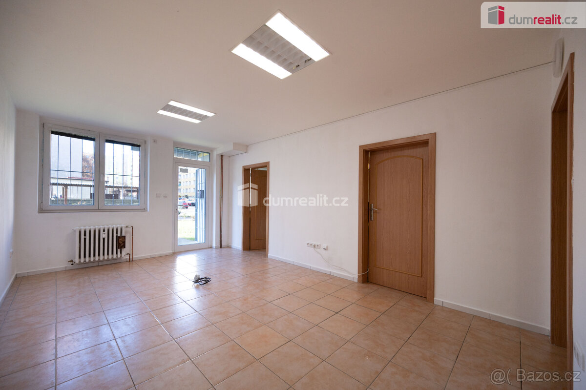K prodeji, komerční prostor (50,1 m2) v přízemí bytového dom - 6