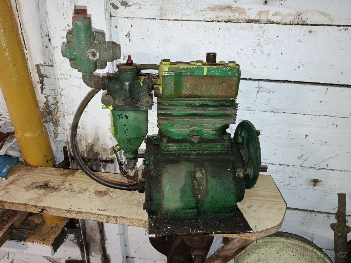 Starý masivní vzduchový kompresor - 6