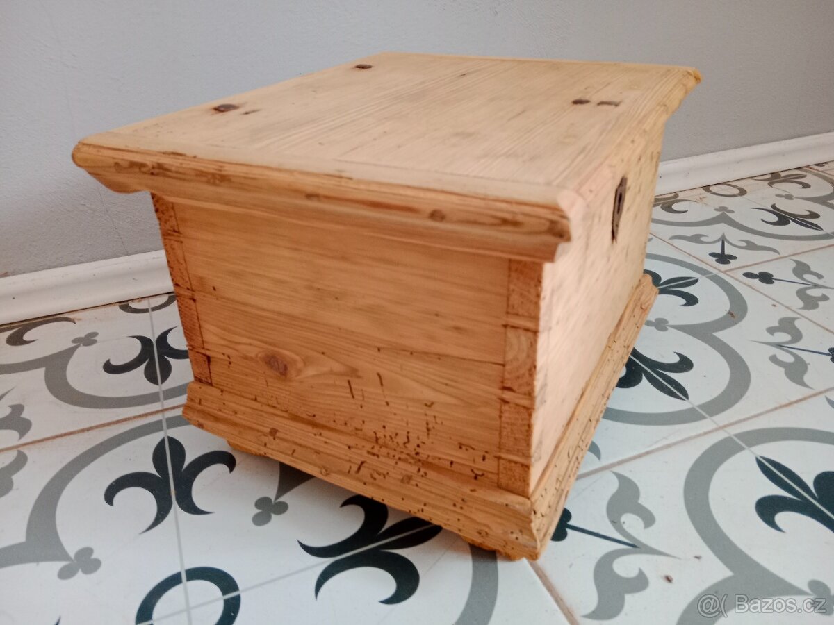 Stará, malá truhllička, truhla po renovaci - 6