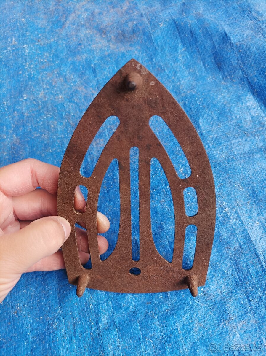 Litinový stojánek pod žehličku II. - 6