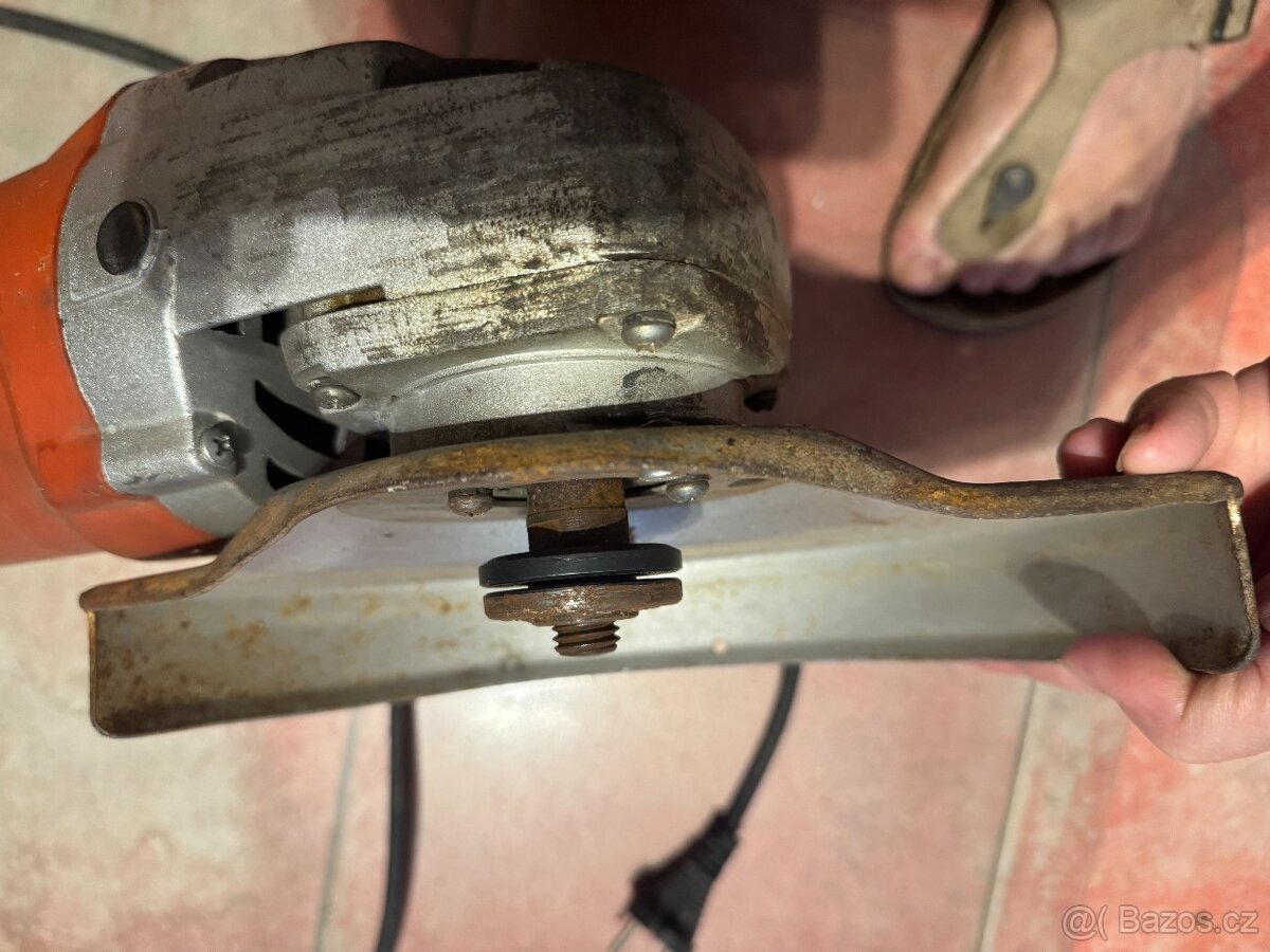 Úhlová bruska Black & Decker KG2000 - 6