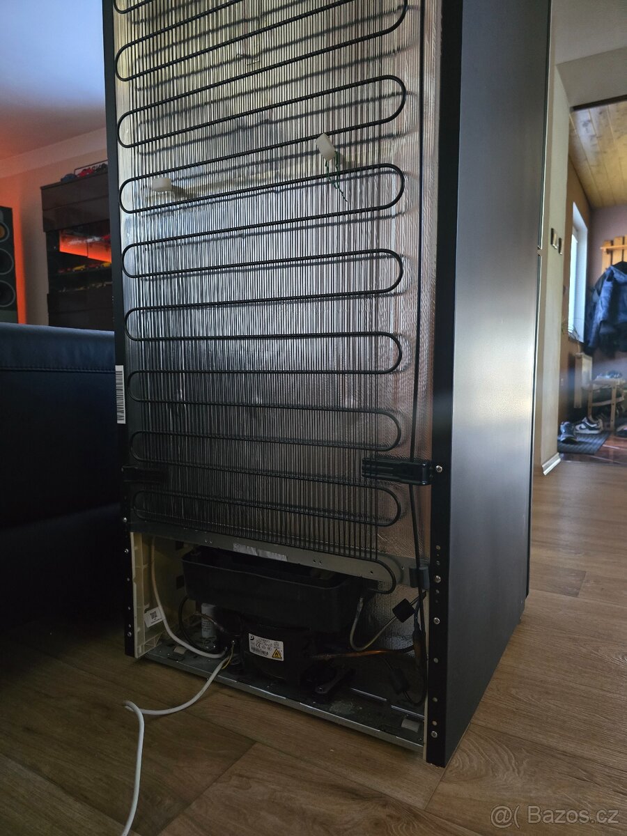 Exkluzívní černá skleněná lednice Electrolux - na opravu - 6