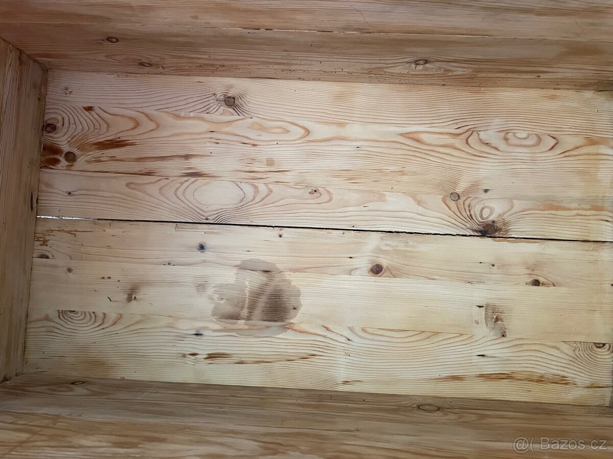 Dřevěná truhla s kováním české výroby - 6