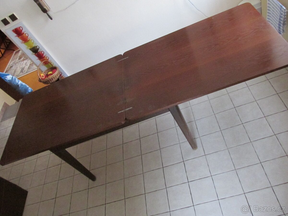 HISTORICKÝ JÍDELNÍ STŮL - 6