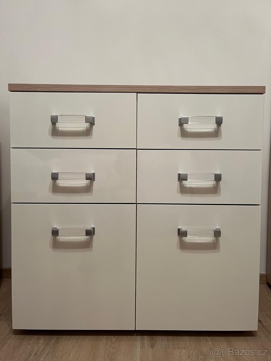 Šatní skříň se dvěma komodami - 6