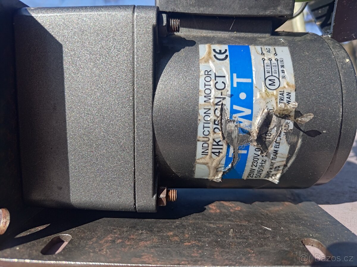 Malý elektromotor s převodovkou - 6